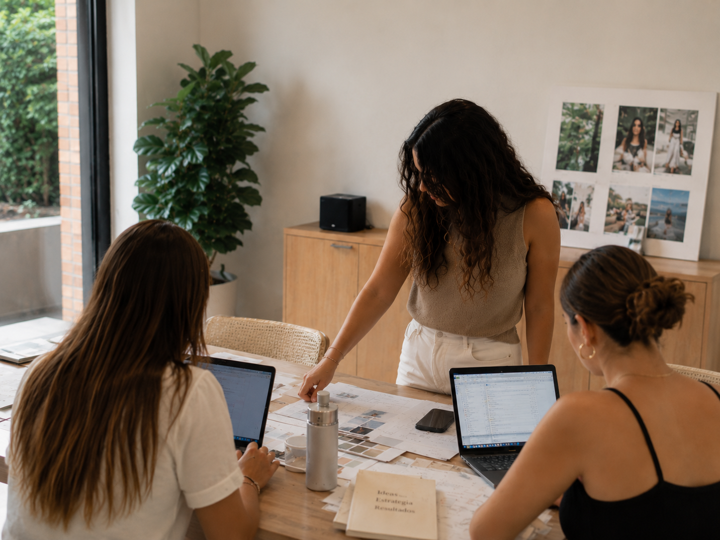 Equipo de Agencia Mateu trabajando